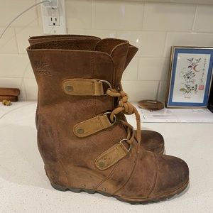 Sorel Joan of Arctic lace up wedge boots. Size 9.